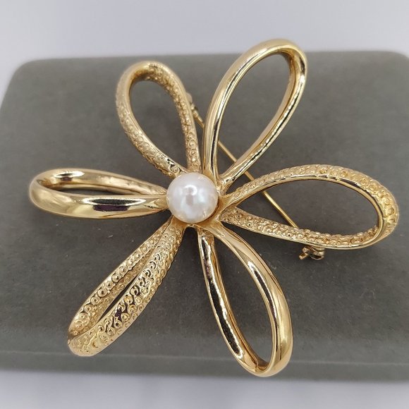 Jewelry - STUNNING PEARL & GOLD BROOCH